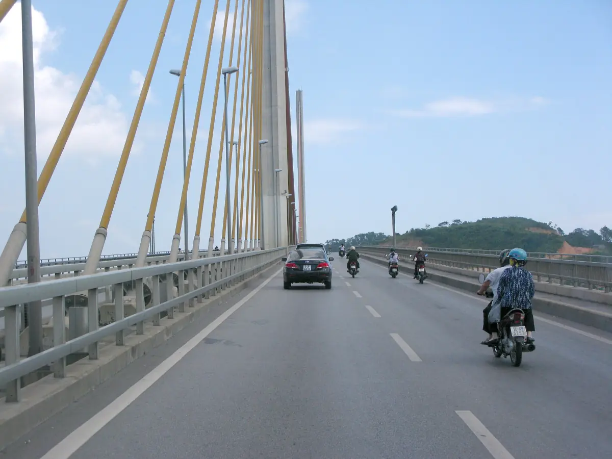 Verkehr auf der Bai-Chay-Brücke in Ha Long Stadt