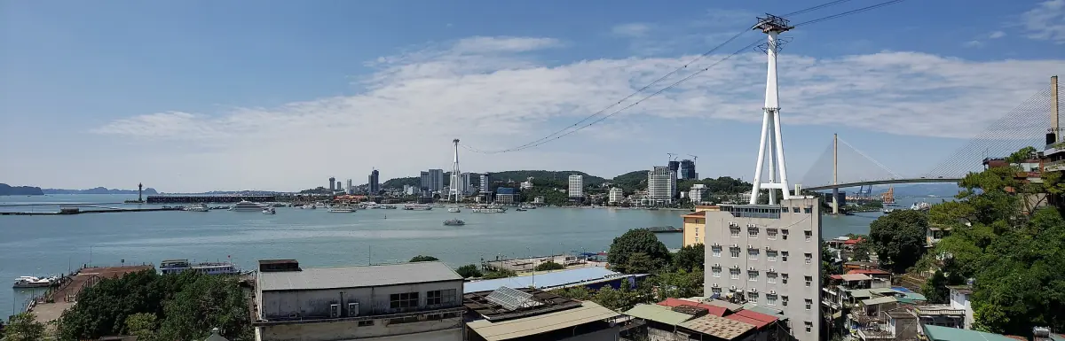 Bai Chay in Ha Long Stadt mit dem Seilbahnmast