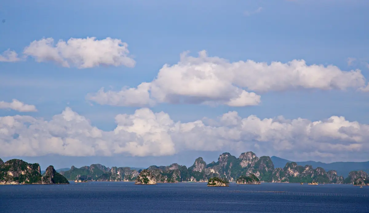 Karstinseln der Bai-Tu-Long-Bucht am Horizont