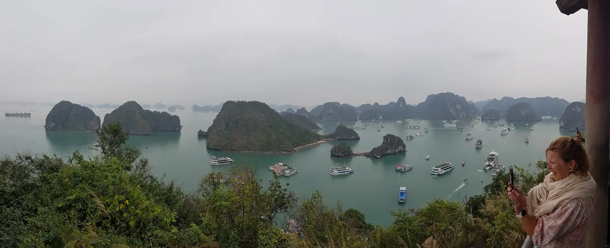 Blick über die Bucht und ankernde Boote von der Insel Ti Top