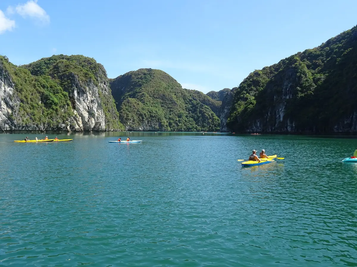 Kajakfahrer in einer geschützten Lagune der Halong-Bucht
