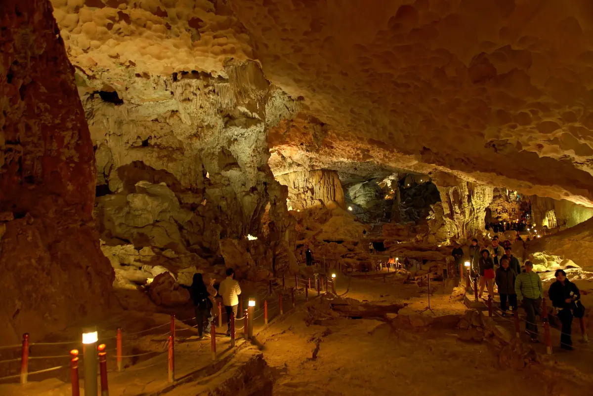 Die beleuchtete Haupthalle der Sung-Sot-Höhle