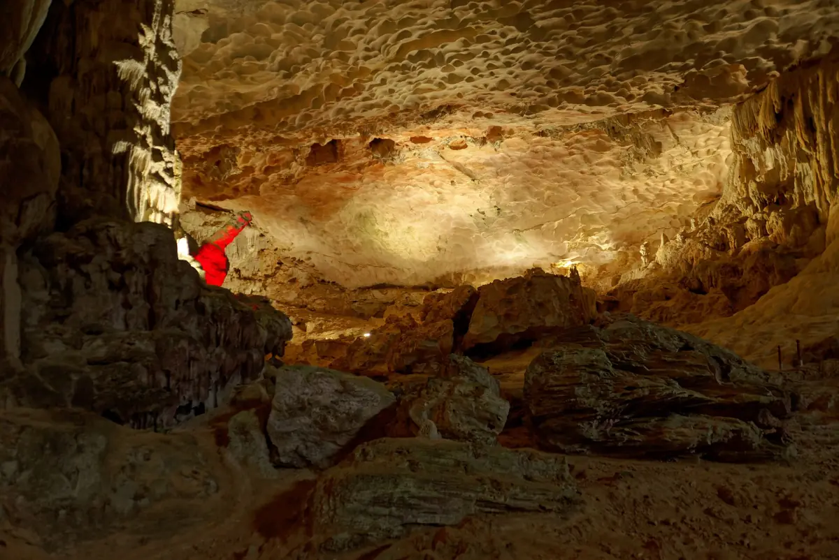 Felsformationen in der Sung-Sot-Höhle