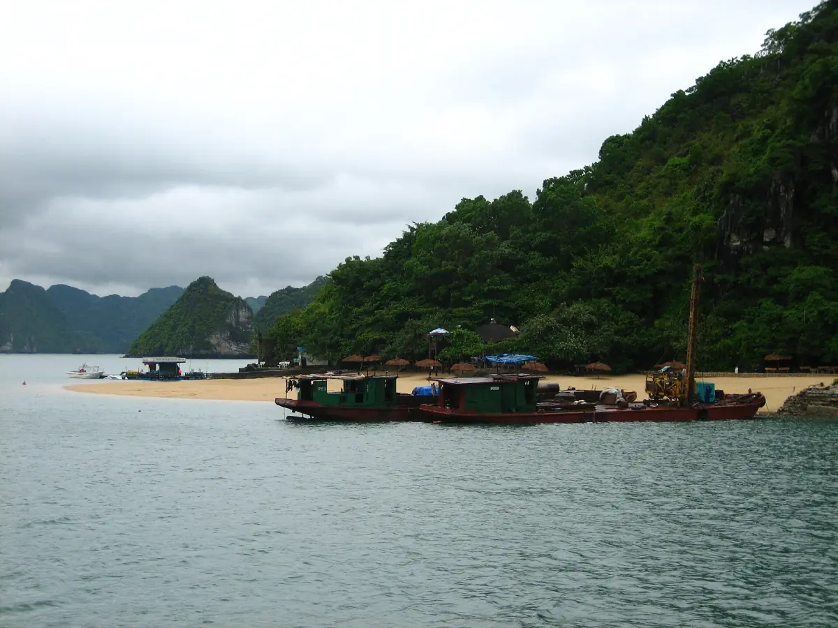 Der kleine Strand der Insel Ti Top mit Booten